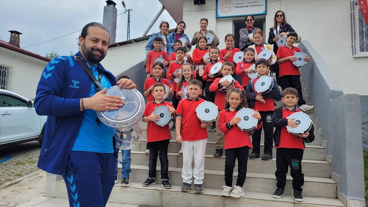 Samsun'un Tekkeköy ilçesindeki köy okulunda okuyan öğrencilerin darbuka hayalini gönüllüler...