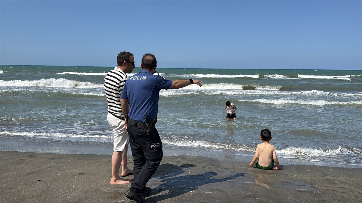  Samsun Valiliği, Karadeniz'deki olumsuz hava şartları nedeniyle denize girilmemesi uyarısında...