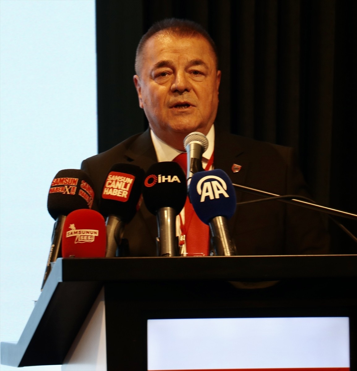 Samsunspor Kulübü Derneğinin olağan kongresinde mevcut başkan Yüksel Yıldırım, yeniden göreve...