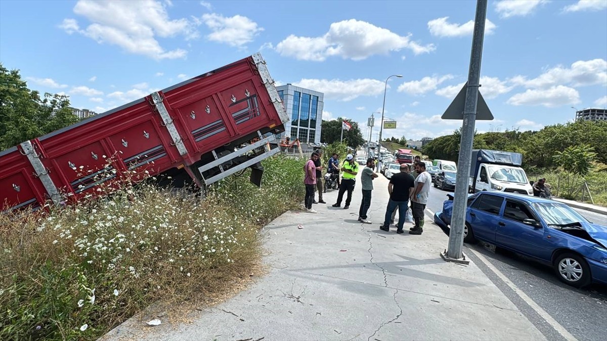 Sancaktepe'de kamyonet, otomobil, çekici ve kamyonun karıştığı zincirleme kazada yaralanan 2 kişi...