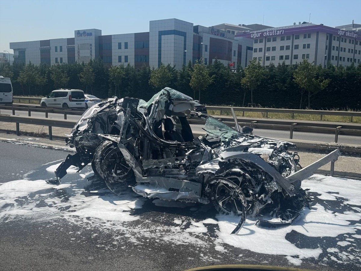 Sancaktepe'de, seyir halindeki tır ile hafriyat kamyonunun arasında kalan otomobildeki 2 kişi...