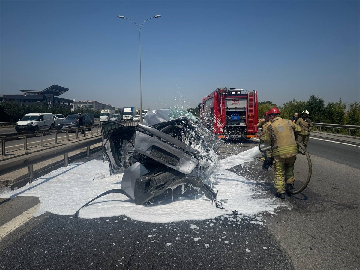 Sancaktepe'de, seyir halindeki tır ile hafriyat kamyonunun arasında kalan otomobildeki 2 kişi...