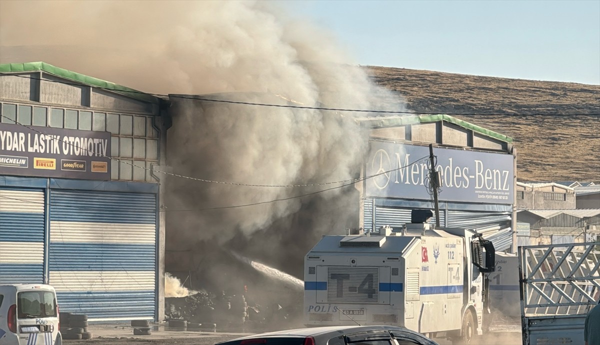 Şanlıurfa'da bir hırdavatçıda çıkan yangın itfaiye ekiplerinin müdahalesi ve TOMA'nın desteğiyle...