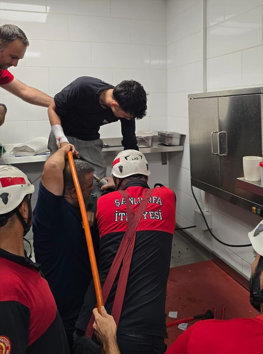 Şanlıurfa'da kıyma makinesine elini kaptıran 12 yaşındaki çocuk, itfaiye ekiplerinin müdahalesiyle...