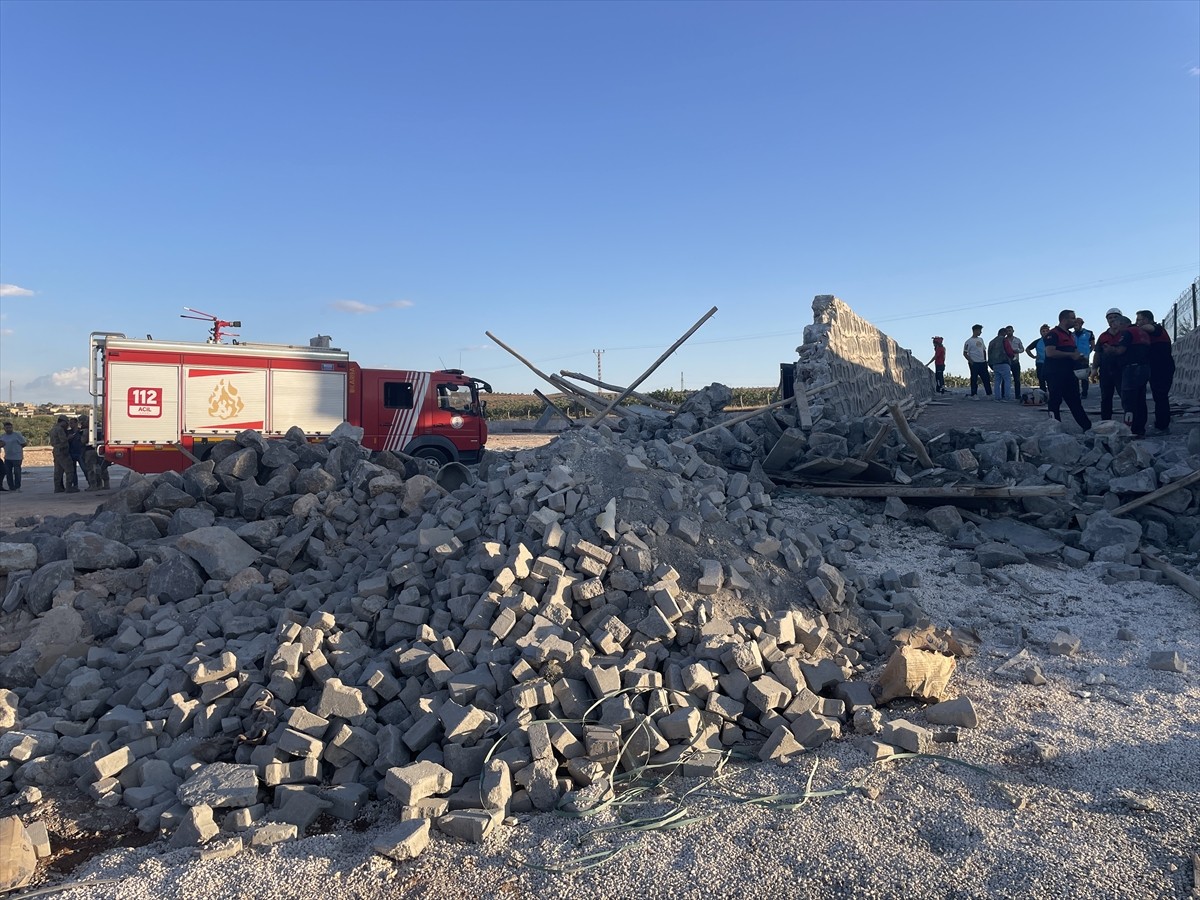 Şanlıurfa'nın Bozova ilçesinde, istinat duvarının çökmesi sonucu 4 işçi yaralandı. Olay yerine...