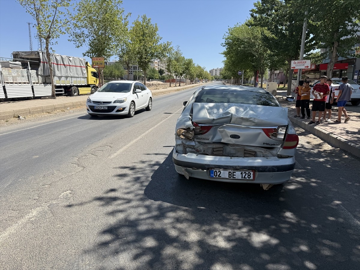 Şanlıurfa'nın Siverek ilçesinde tırın çarptığı otomobildeki 5'i çocuk 6 kişi yaralandı.