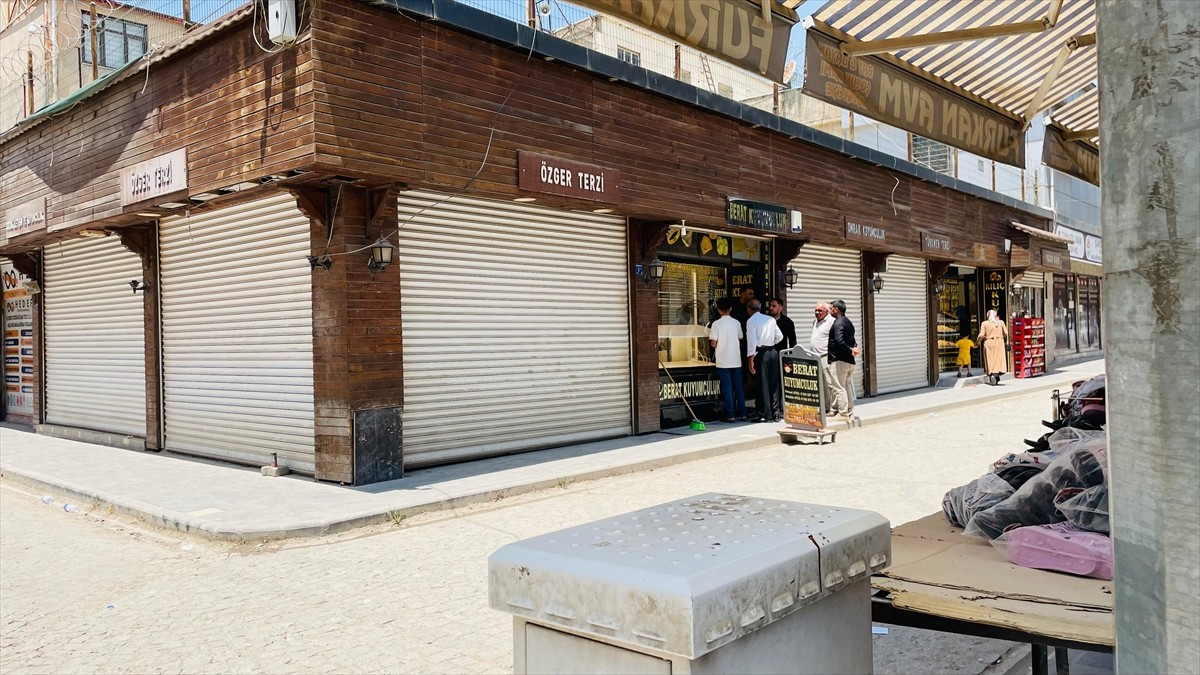 Şanlıurfa'nın Suruç ilçesinde bir kuyumcuda hırsızlık girişiminde bulunan 3 zanlı, güvenlik...