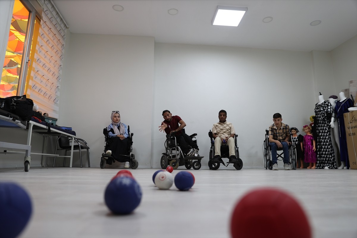 Şanlıurfa Büyükşehir Belediyesi sporcusu serebral palsili (SP) öğretmen Yavuz Öndem, ilk kez milli...