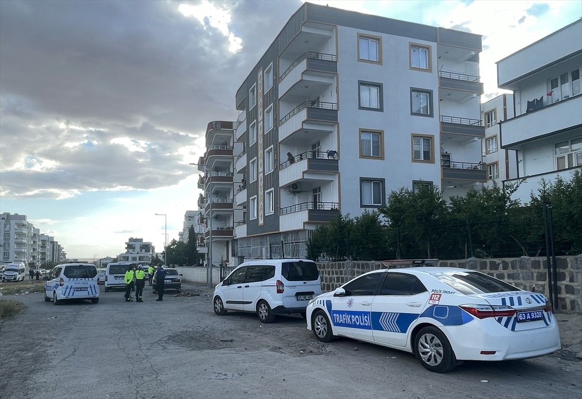 Şanlıurfa’nın Siverek ilçesinde kavgayı ayırmaya çalışan polis memuru bıçakla bacağından...