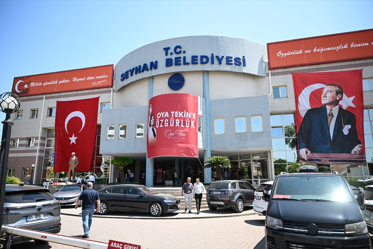 Seyhan Belediye Başkanı Oya Tekin'in tutuklanıp görevden uzaklaştırılmasının ardından yapılan...