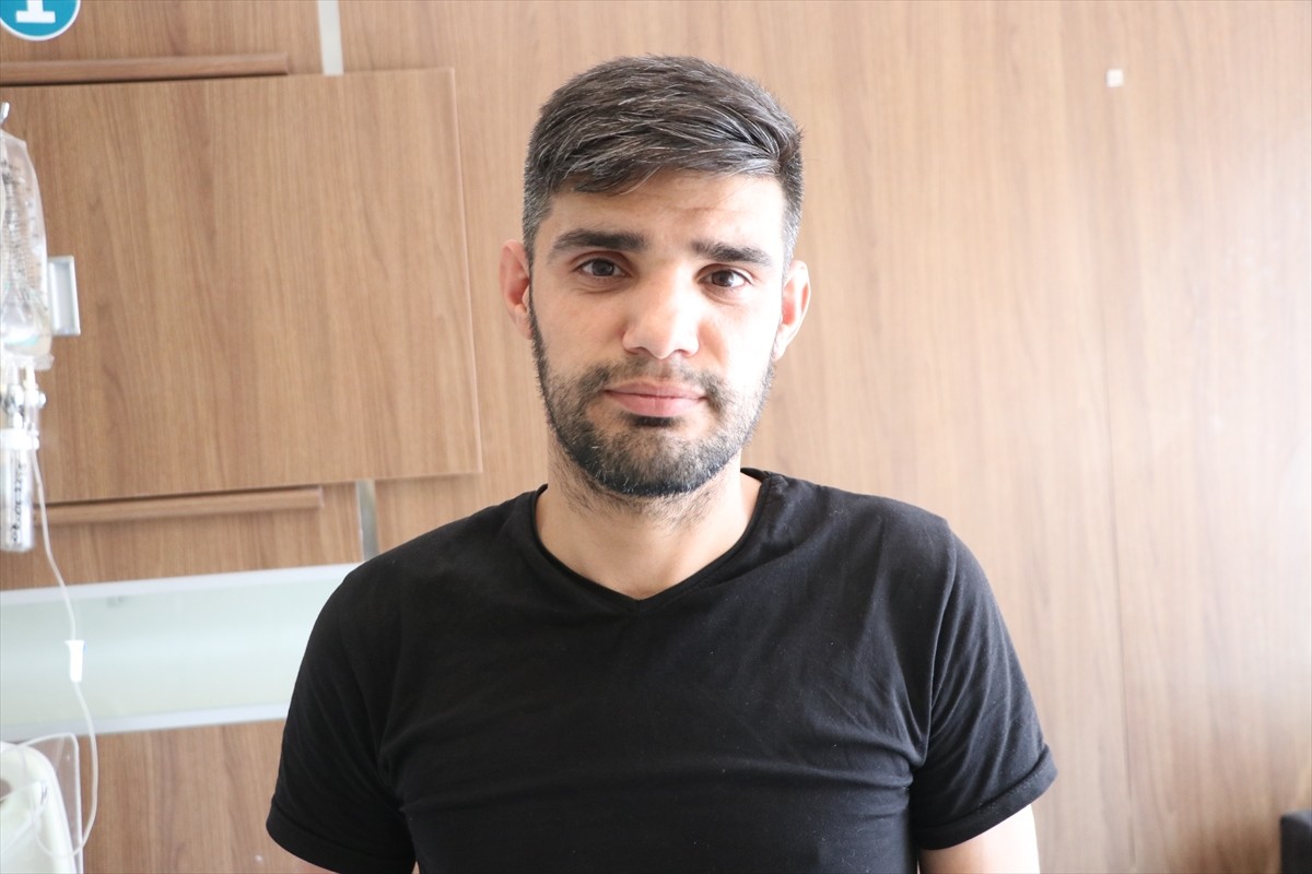 Siirt'te 1,5 yaşındaki çocuk 5. kattan park halindeki bir otomobilin üzerine düştü. Cam kesiği...