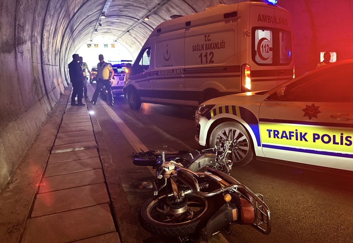 Sinop'ta, "dur" ihtarına uymayan motosikletin çarptığı polis memuru yaralandı.