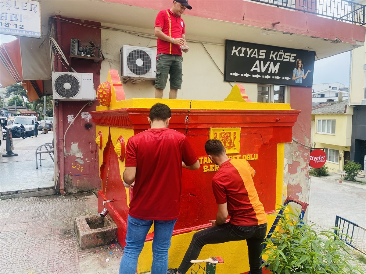 Sinop'un Gerze ilçesinde her yıl Süper Lig şampiyonunun renklerine boyanan "şampiyon çeşme" bu...