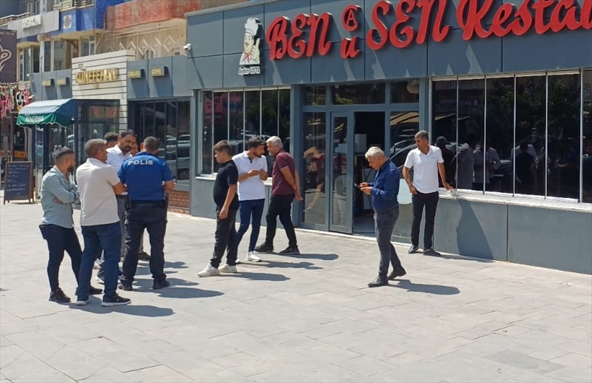Şırnak'ın Silopi ilçesinde iş arkadaşı kadını bıçaklayarak öldürdüğü iddiasıyla gözaltına alınan...