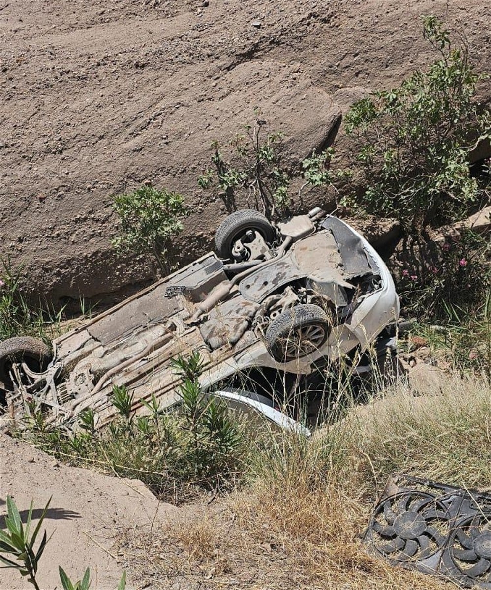 Şırnak'ın Silopi ilçesinde şarampole devrilen otomobildeki 1 kişi öldü, 3 kişi yaralandı.