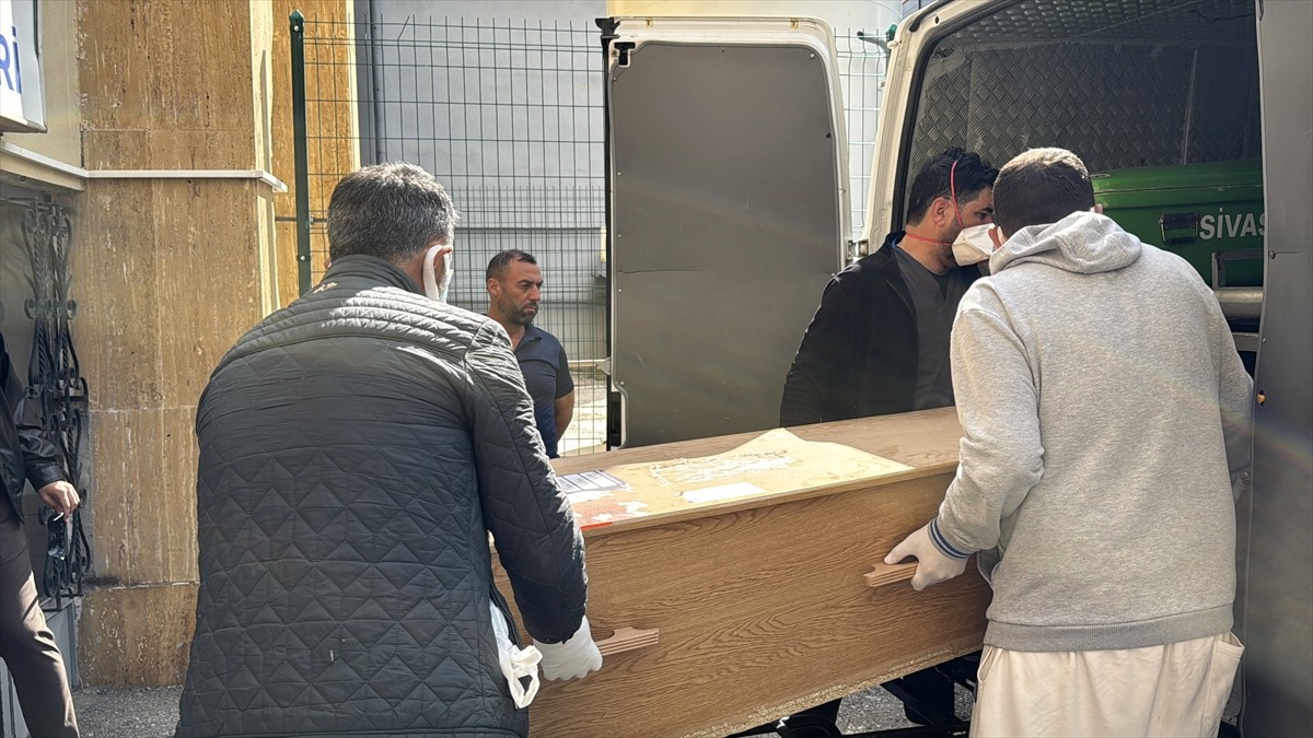 Sivas'ın Gölova ilçesinde Kırım Kongo Kanamalı Ateşi (KKKA) hastalığı şüphesiyle tedavi gören...