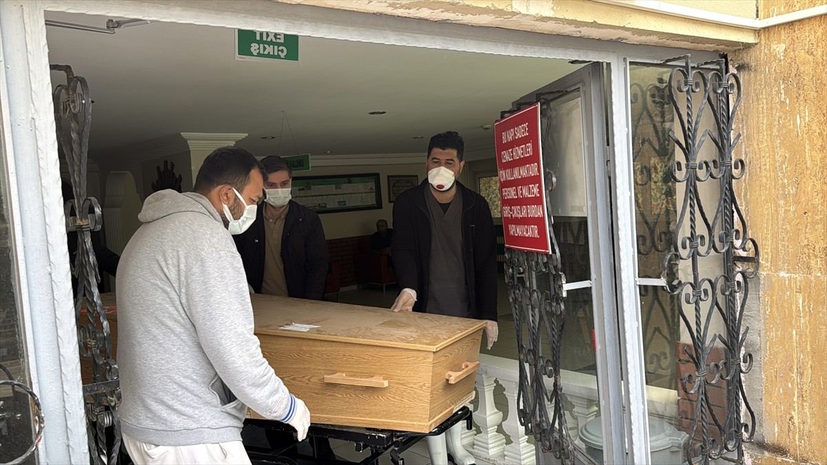 Sivas'ın Gölova ilçesinde Kırım Kongo Kanamalı Ateşi (KKKA) hastalığı şüphesiyle tedavi gören...