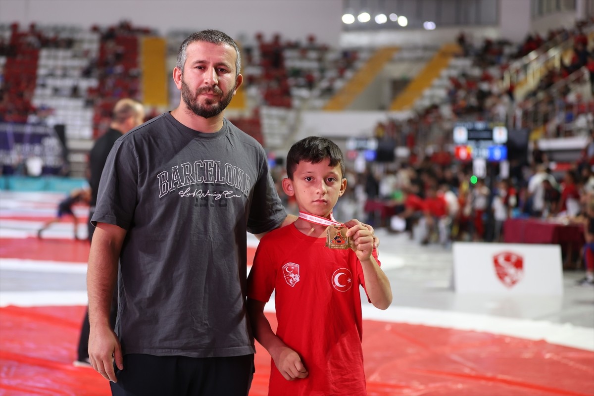 Sivas'ta düzenlenen Minikler Türkiye Güreş Şampiyonası'nda rakibinin salona geç kalması nedeniyle...