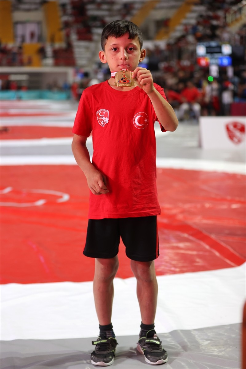 Sivas'ta düzenlenen Minikler Türkiye Güreş Şampiyonası'nda rakibinin salona geç kalması nedeniyle...