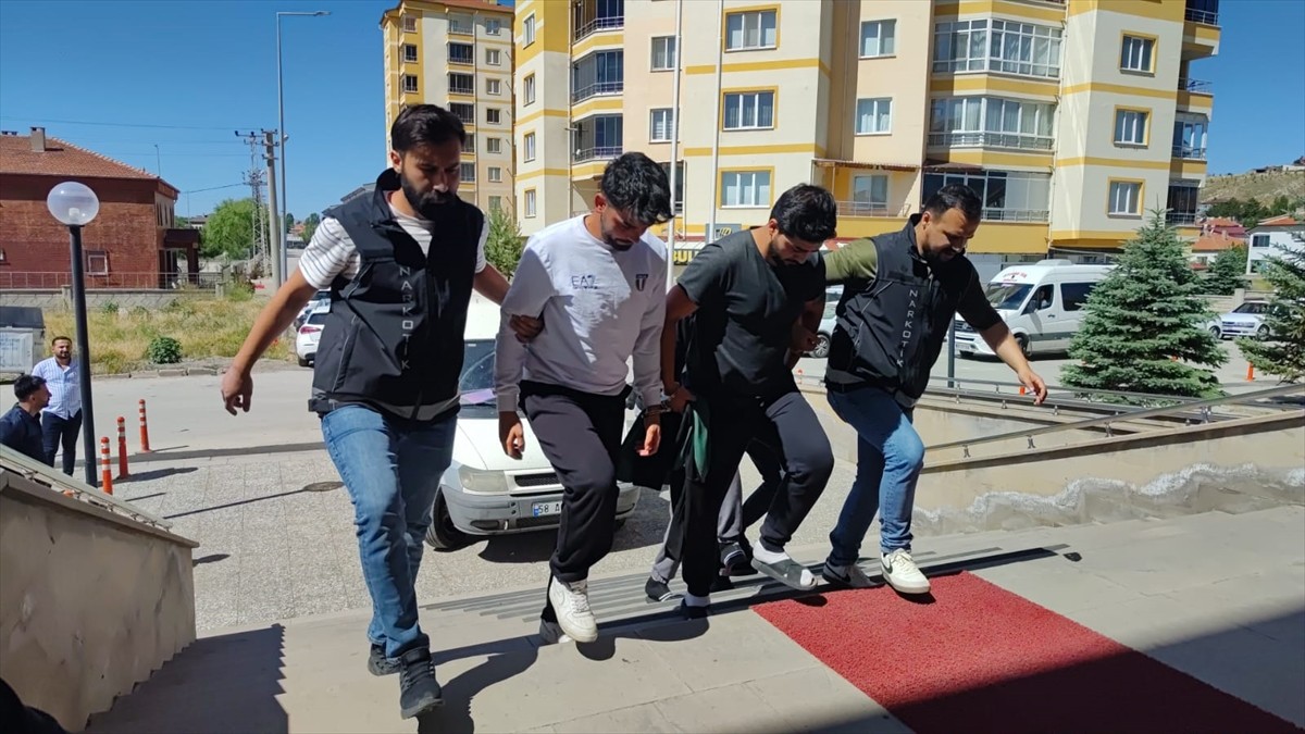 Sivas'ta düzenlenen uyuşturucu operasyonunda 8 şüpheli gözaltına alındı.