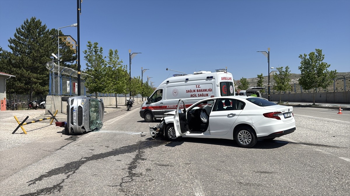 Sivas'ta otomobil ile hafif ticari aracın çarpışması sonucu 4 kişi yaralandı.