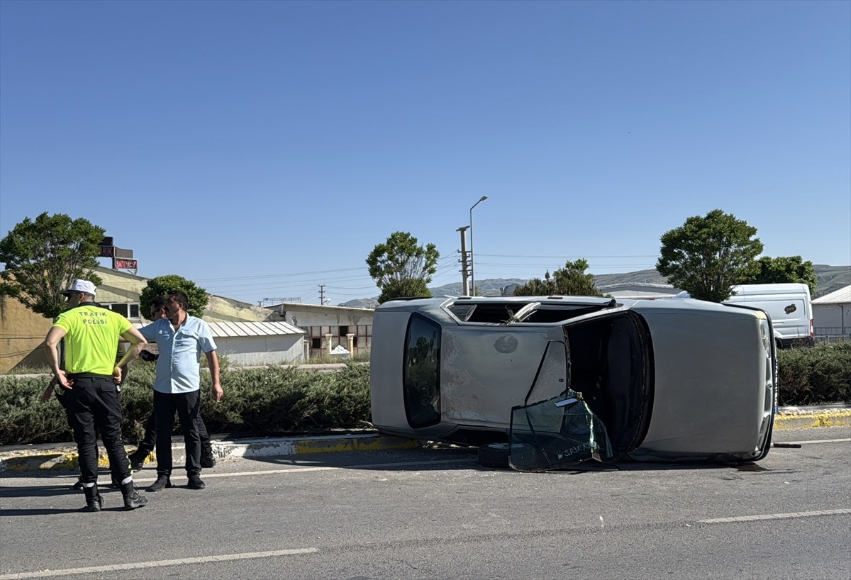 Sivas'ta otomobilin devrilmesi sonucu 2 kişi yaralandı.
