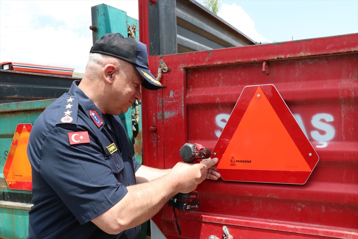 Sivas'ta tarımsal hareketliliğin artmasıyla meydana gelebilecek traktör kazalarının önüne geçmek...