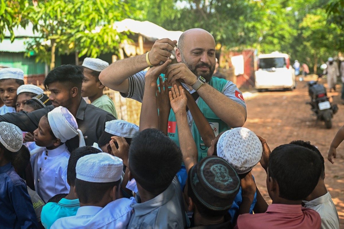 Sivil toplum kuruluşu Cansuyu Yardımlaşma ve Dayanışma Derneği, Kurban Bayramı'nda Bangladeş'in...