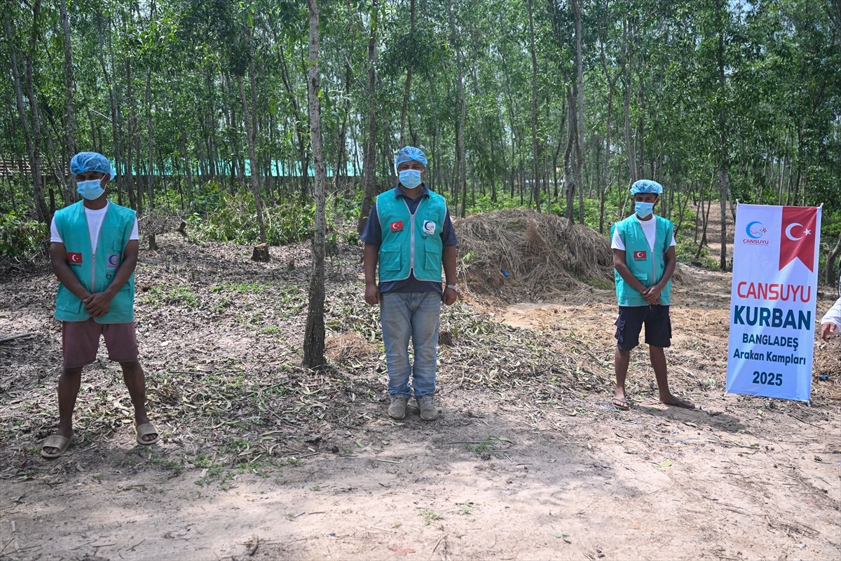Sivil toplum kuruluşu Cansuyu Yardımlaşma ve Dayanışma Derneği, Kurban Bayramı'nda, Bangladeş'in...