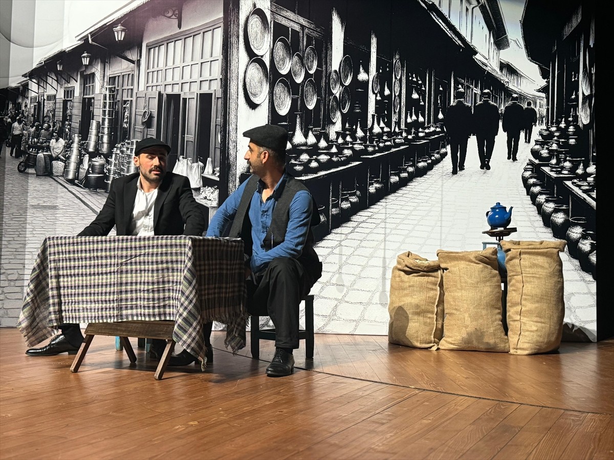 Sultanbeyli İlçe Milli Eğitim Müdürlüğü Öğretmen Tiyatro Atölyesi tarafından sahnelenen "Çözülme"...