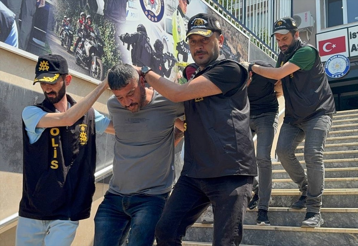 Sultangazi'de doldur boşalt yapıldığı sırada ruhsatsız tabancanın ateş alması sonucu yaralanan...