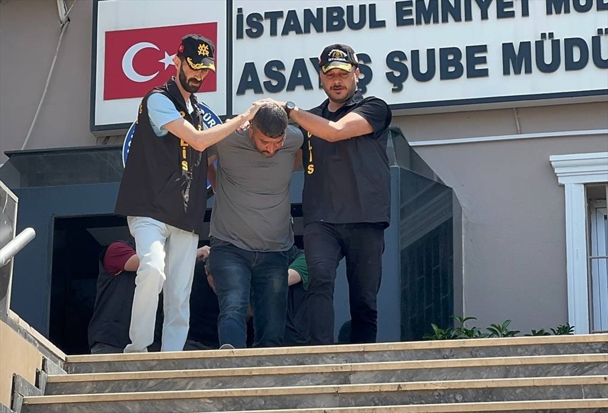 Sultangazi'de doldur boşalt yapıldığı sırada ruhsatsız tabancanın ateş alması sonucu yaralanan...