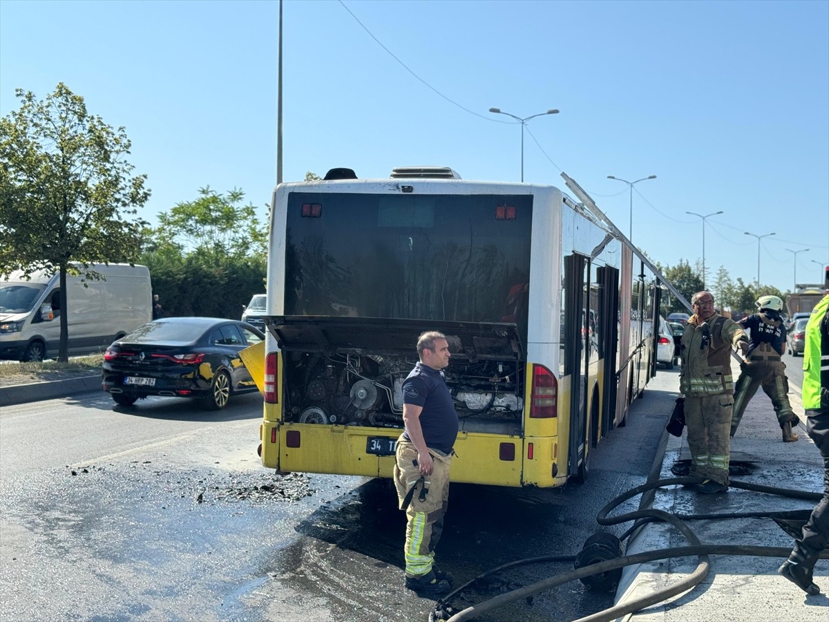 Sultangazi'de İETT otobüsünün motor kısmında çıkan yangın söndürüldü.