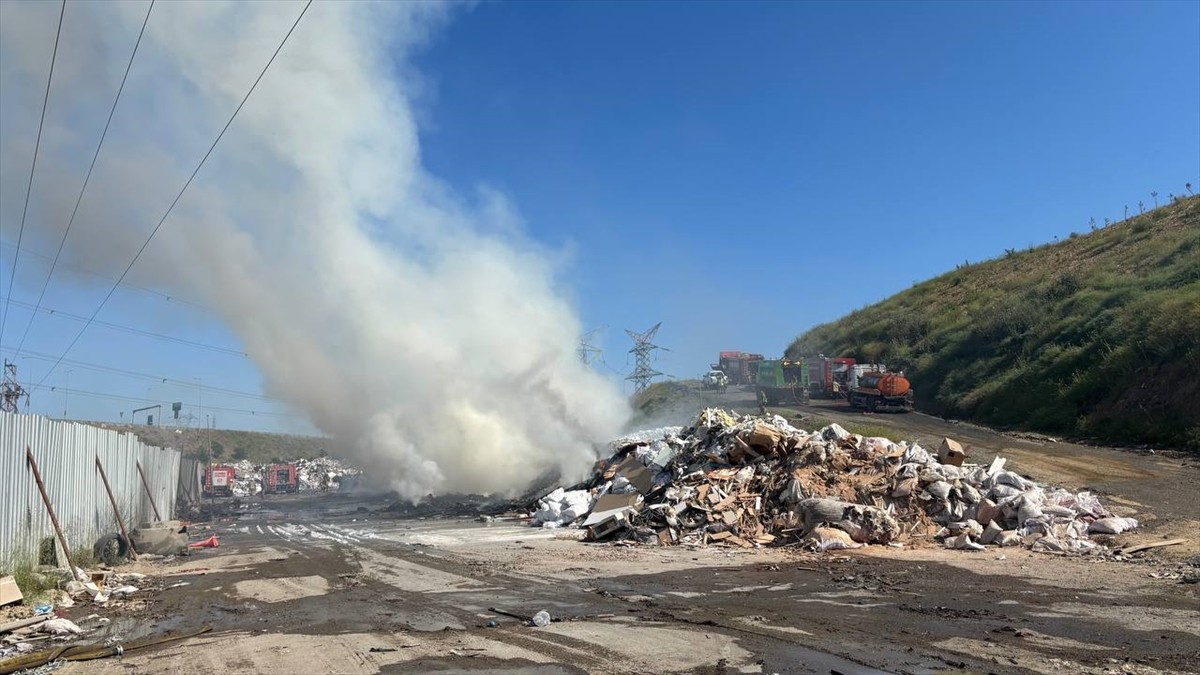 Sultangazi'de katı atık toplama alanında çıkan yangın, itfaiye ekiplerince söndürüldü.