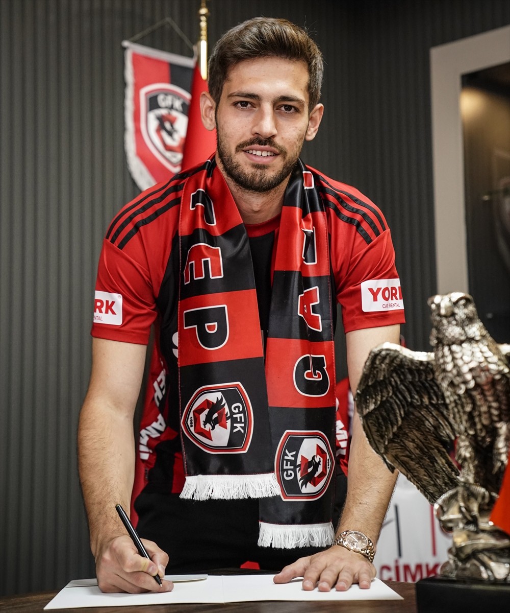 Süper Lig ekiplerinden Gaziantep FK, defans oyuncusu Arda Kızıldağ ile sözleşme yenilediğini...