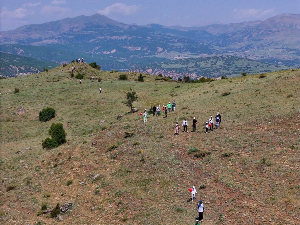 Tarım ve Orman Bakanlığınca, Babalar Günü dolayısıyla Bingöl'ün Adaklı ilçesinde "Baba-Çocuk Doğa...