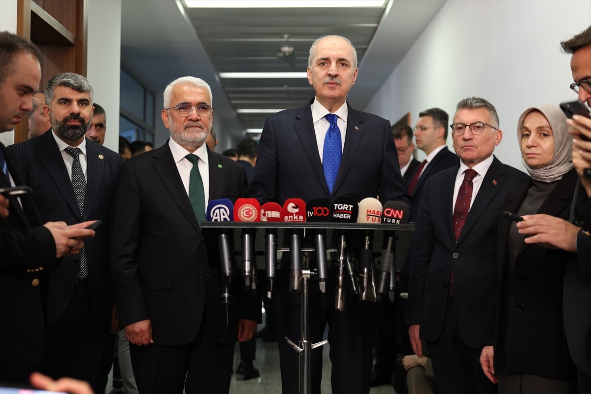 TBMM Başkanı Numan Kurtulmuş (sağ 3), AK Parti Grup Başkanı Abdullah Güler (sağ 2) ve AK Parti...