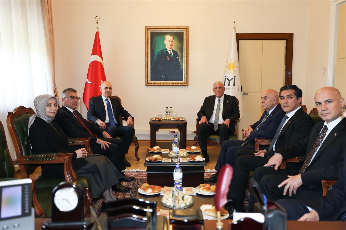 TBMM Başkanı Numan Kurtulmuş (sol 3), AK Parti Grup Başkanı Abdullah Güler (sol 2) ve AK Parti...