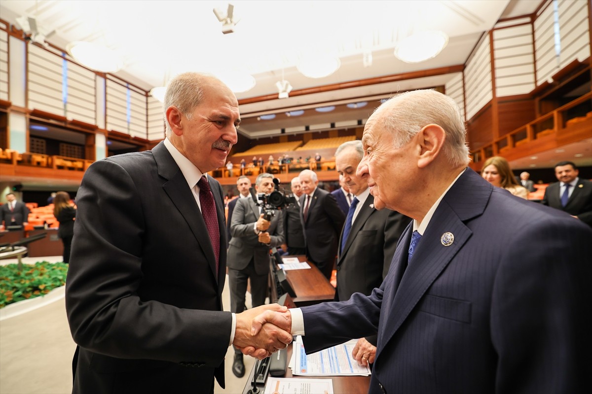 TBMM Başkanlığı seçiminin birinci turunda adaylar, seçilebilmek için gerekli 400 oya ulaşamadı....