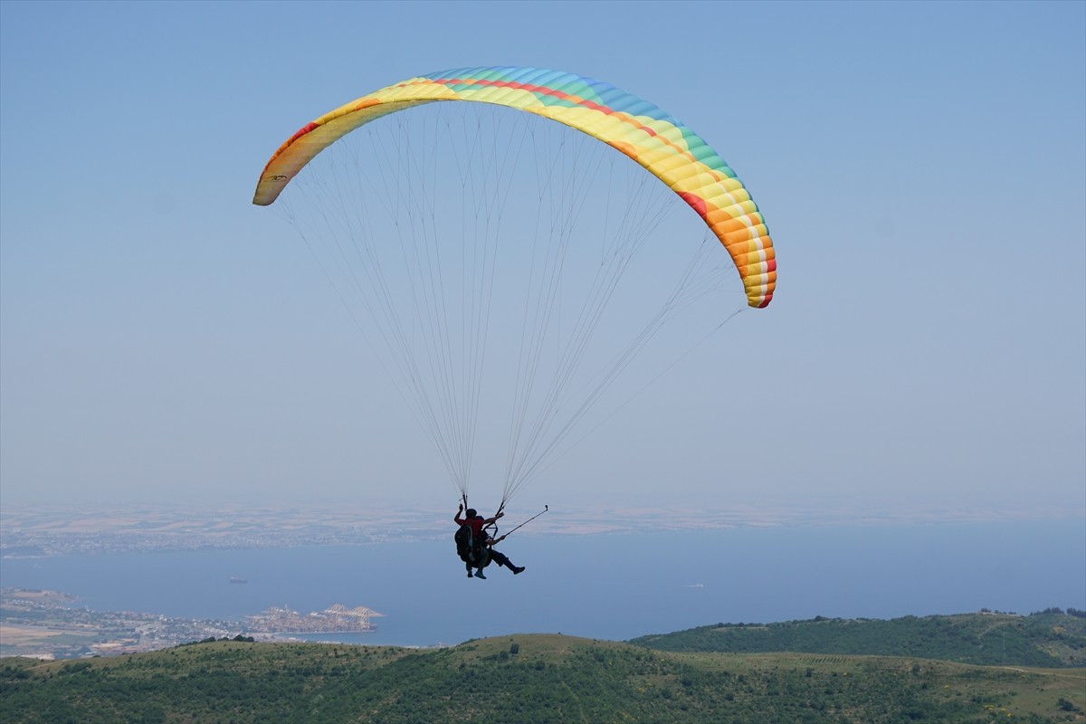 Tekirdağ'da bulunan Uçmakdere, Kurban Bayramı'nda gökyüzüyle buluşmak isteyen yamaç paraşütü...