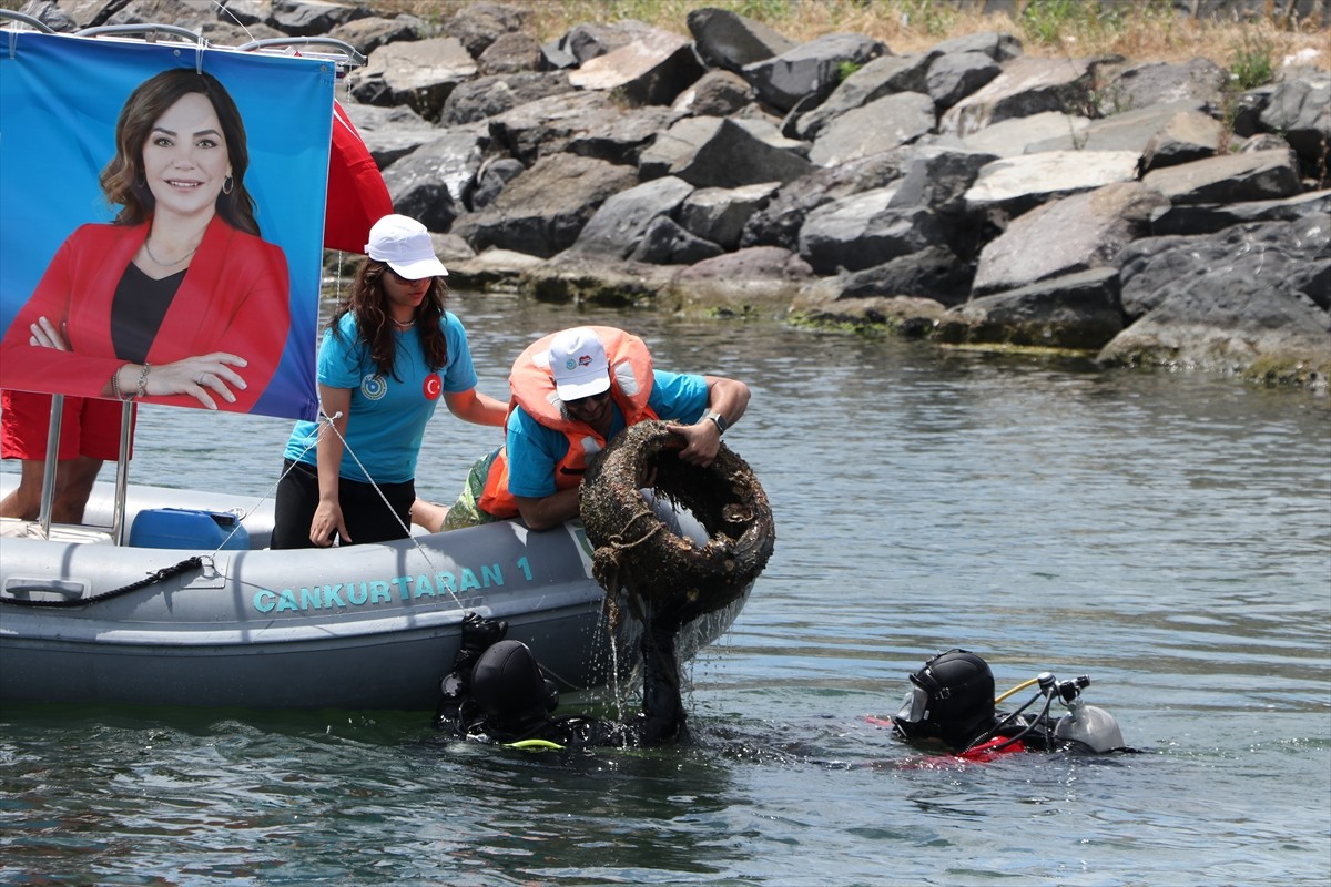 Tekirdağ'da Çevre Haftası kapsamında deniz dibi temizliği gerçekleştirildi. Tekirdağ Büyükşehir...