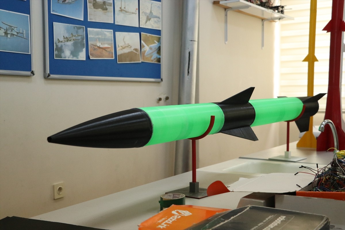 Tekirdağ'da lise öğrencileri, tasarladıkları "ÇETİN-03" isimli roketle TEKNOFEST yarışmasında...