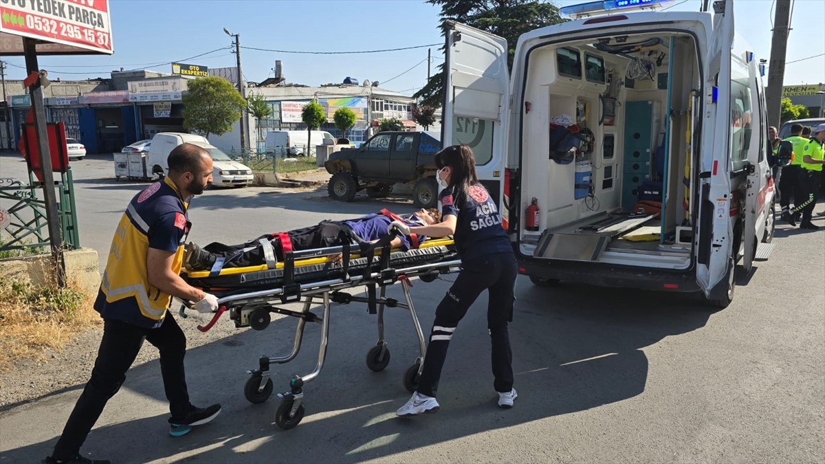 Tekirdağ'ın Çerkezköy ilçesinde Hayri Batur Caddesi'nde hafif ticari araç ile motosiklet çarpıştı....