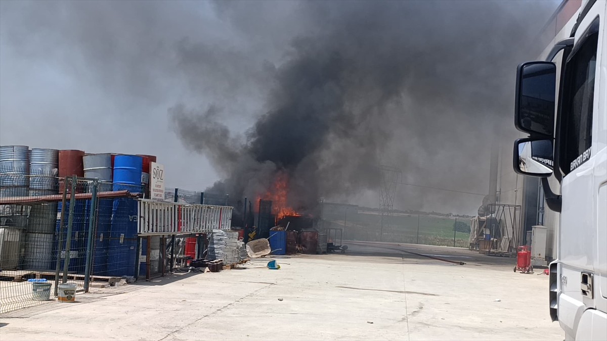 Tekirdağ'ın Kapaklı ilçesinde kimya fabrikasının atık biriktirme alanında çıkan yangın, itfaiye...