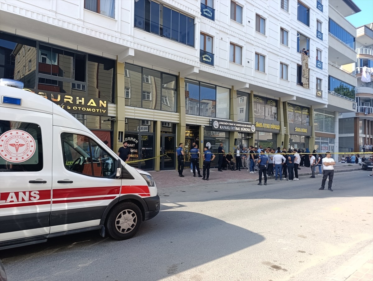 Tekirdağ'ın Kapaklı ilçesinde silahlı saldırıya uğrayan müteahhit yaşamını yitirdi. Olay yerine...