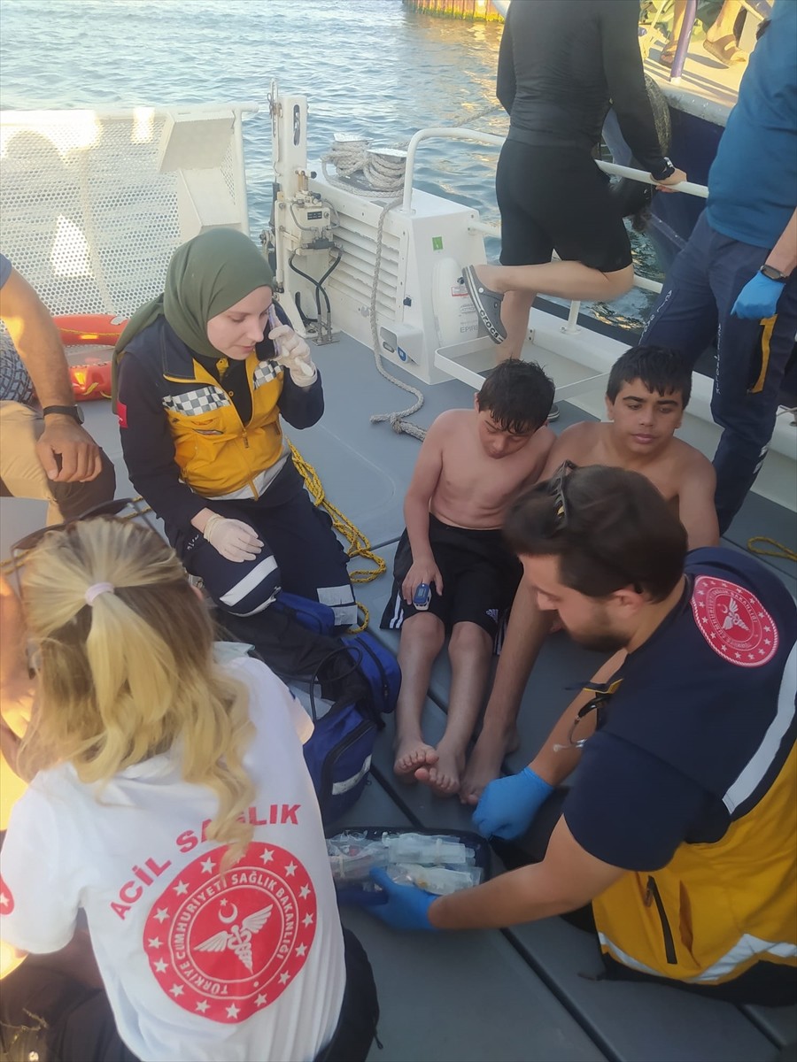 Tekirdağ'ın Marmaraereğlisi ilçesinde şişme botla açıldıkları denizde rüzgar nedeniyle mahsur...