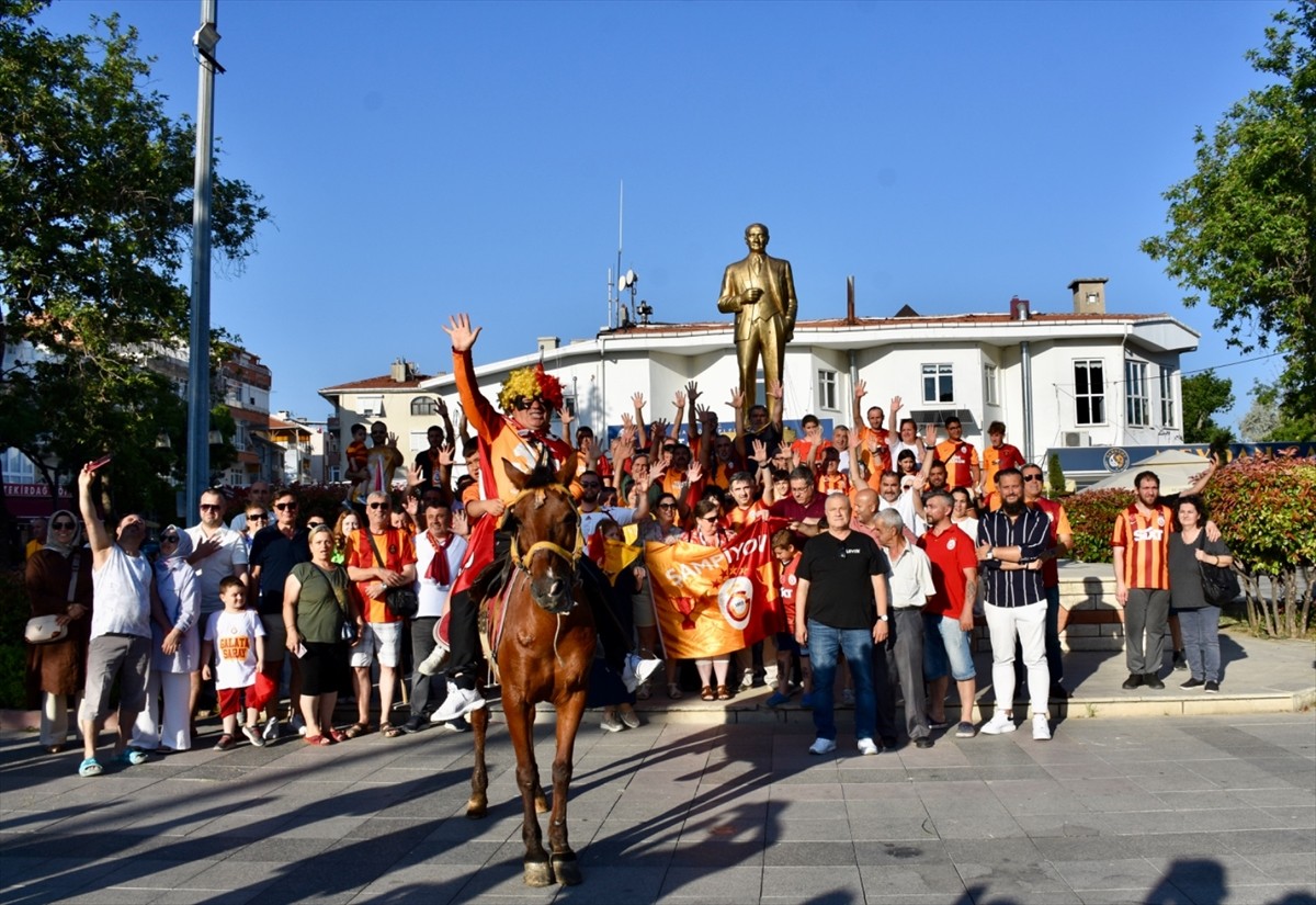 Tekirdağ'ın Şarköy ilçesindeki Taraftar Çeşmesi, Galatasaray'ın şampiyonluğundan dolayı sarı ve...