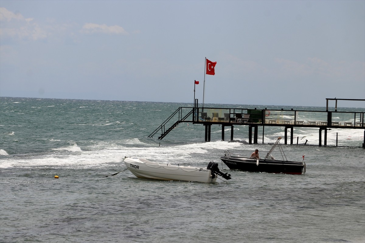 Tekirdağ'ın Şarköy, Süleymanpaşa ve Marmaraereğlisi ilçesindeki plajlarda şiddetli poyraz...