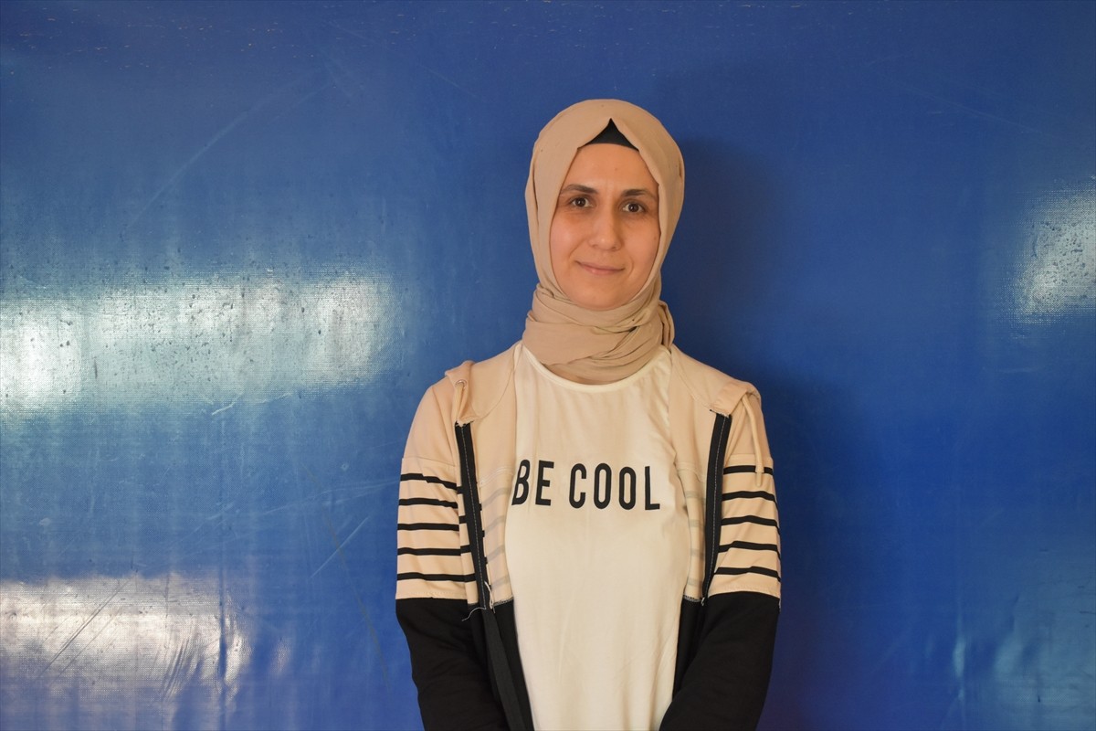 Tekirdağ’ın Çerkezköy ilçesinde yakın dövüş kursunu tamamlayan 20 kadına sertifikaları verildi....