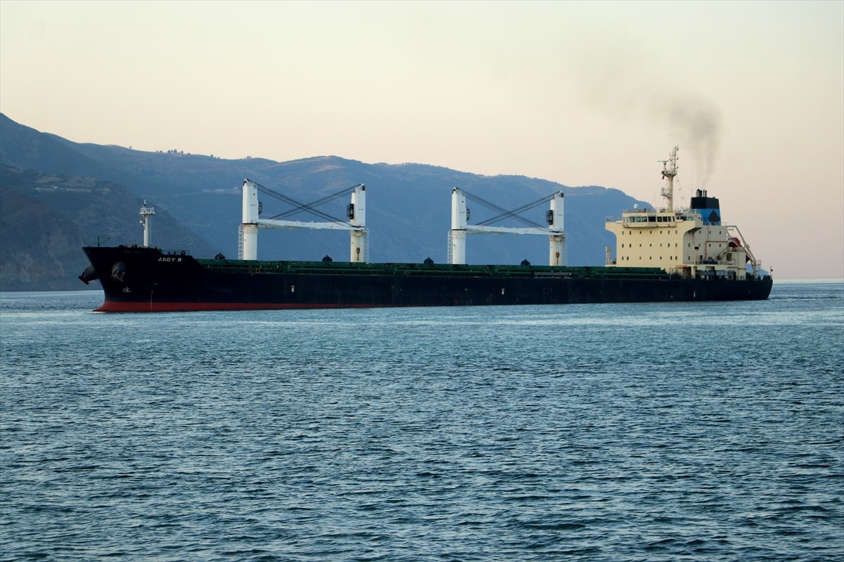 Tekirdağ’ın Şarköy ilçesi açıklarında karaya oturan kuru yük gemisinin kurtarılması için yürütülen...
